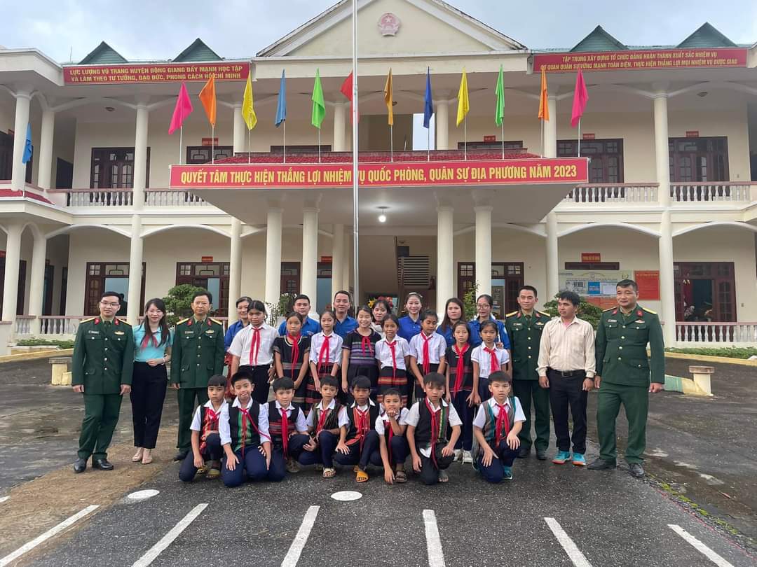 Trường Tiểu học Mà Cooih về thăm Ban Chỉ huy Quân sự huyện Đông Giang